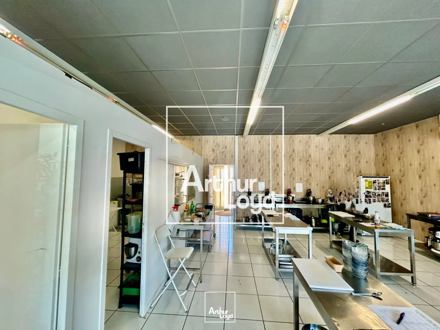 Local commercial 113 m² à louer - Vitrine, visibilité, parking - Idéal point de vente ou showroom