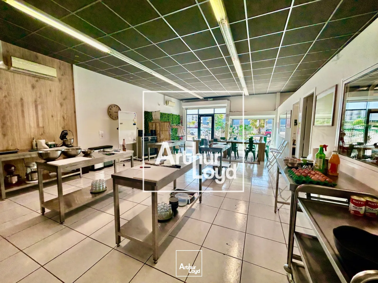 Local commercial 113 m² à louer - Vitrine, visibilité, parking - Idéal point de vente ou showroom