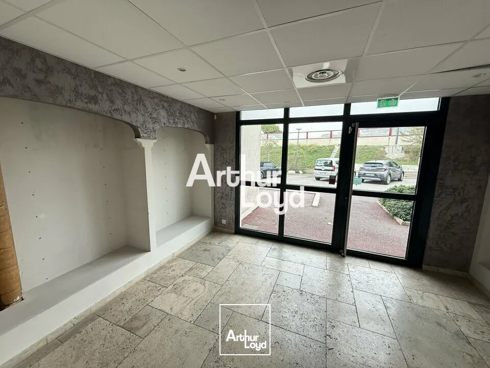 Local commercial 157.13 m² à Puget-sur-Argens - Environnement dynamique