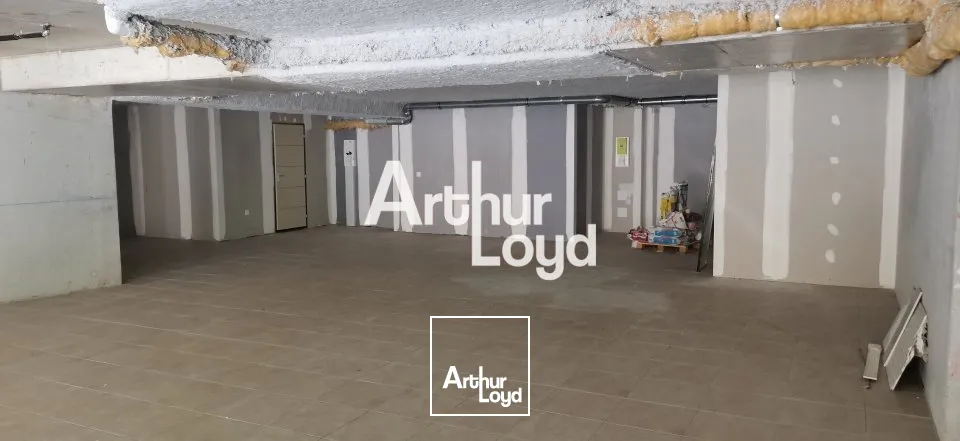 A LOUER LOCAL COMMERCIAL 210 M² NICE ST ISIDORE EN LOYER PURE