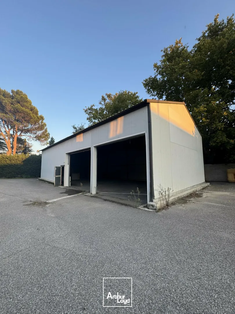 Ensemble de locaux d'activités à louer, accessible et prêt à l'emploi.