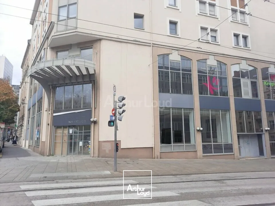 LOCAL COMMERCIAL à LOUER de 208 m²