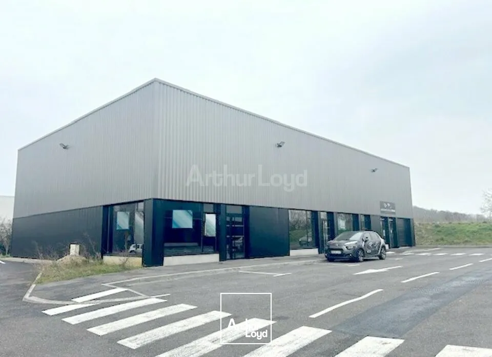 LOCAL COMMERCIAL à LOUER de 323 m²