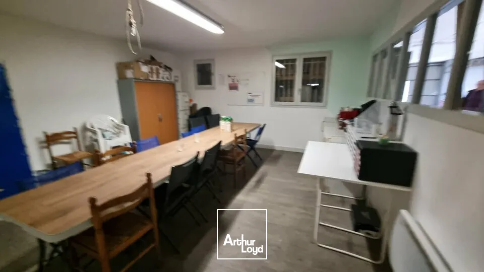 À louer  Local d'activité 261 m² avec bureaux et accès direct rocade  Poitiers Sud