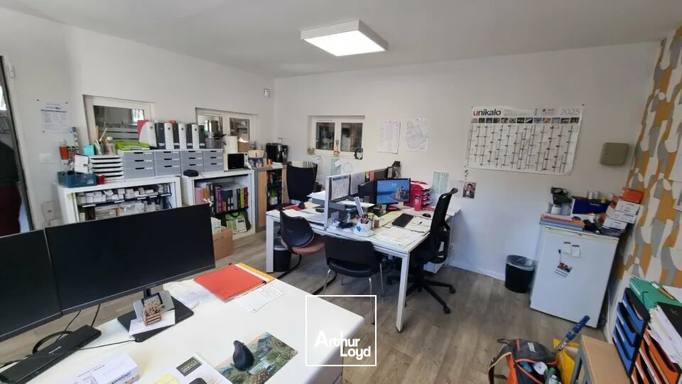 À louer  Local d'activité 261 m² avec bureaux et accès direct rocade  Poitiers Sud