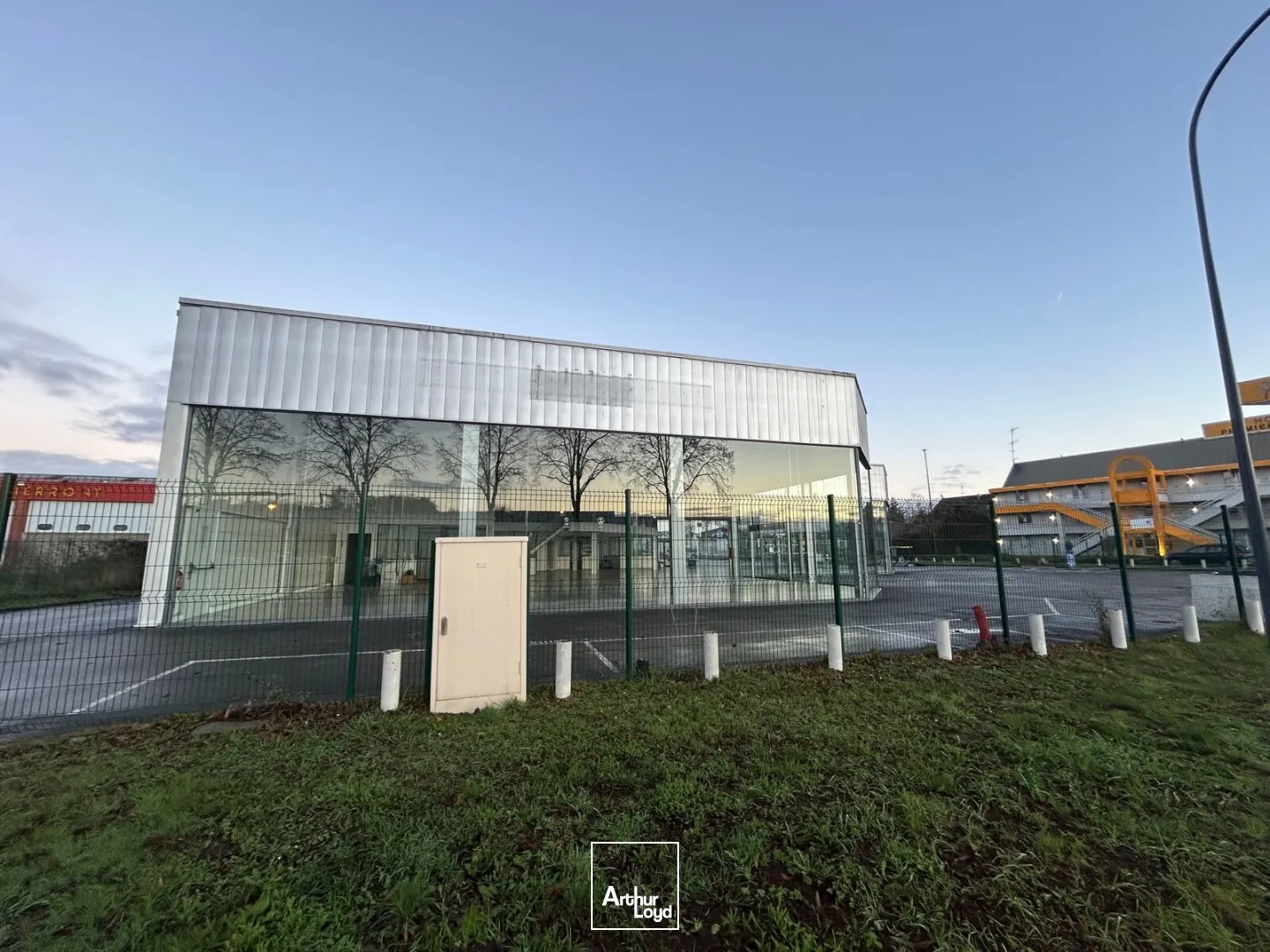 A VENDRE - LOCAUX COMMERCIAUX - 1450 M2 - SAINT-QUENTIN