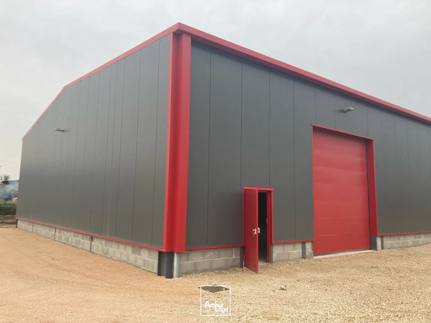 Locaux d'activité neufs de 400 m2 à louer entre Mâcon et Bourg en Bresse. Idéal artisan ou stockage.