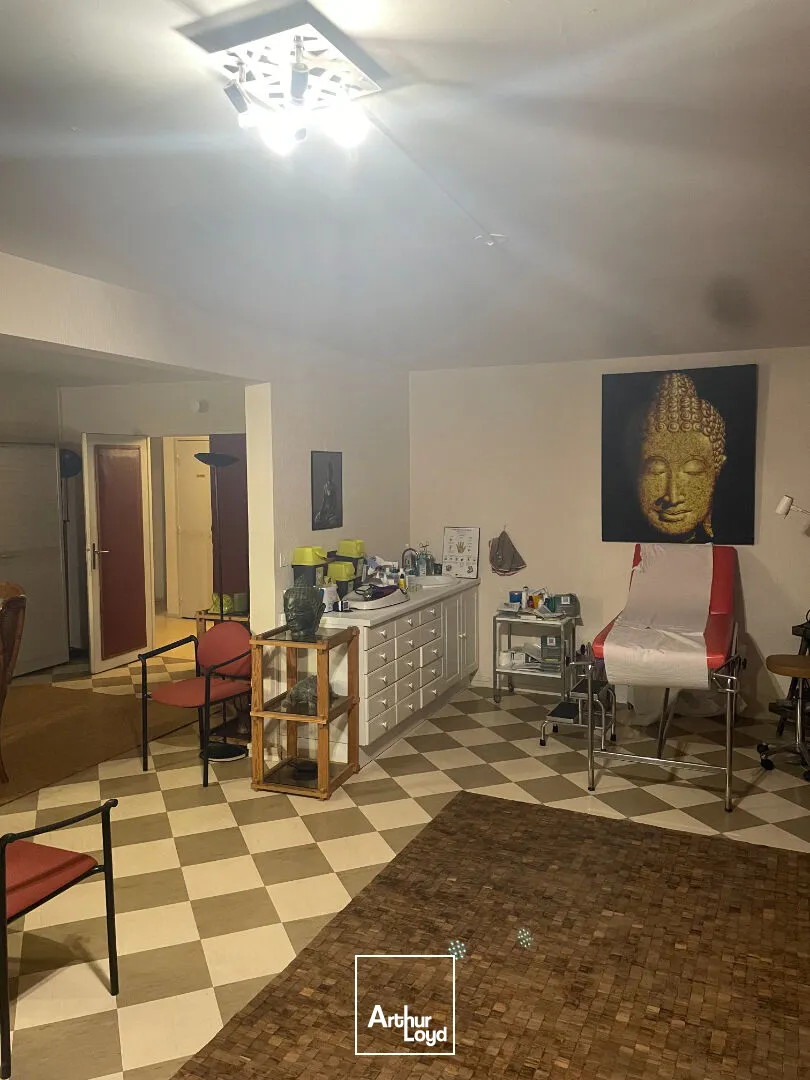 A VENDRE - LIMOGES CENTRE - Bureaux ou appartement avec 2 places de parking