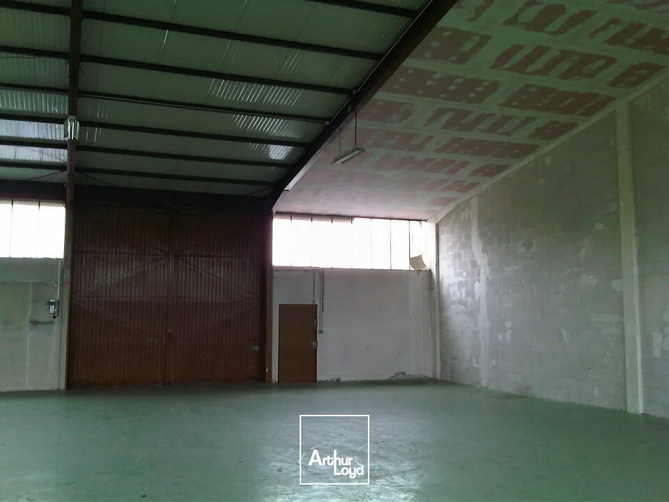 LOCAL D'ACTIVITE - ENTREPOT à LOUER de 270 m²
