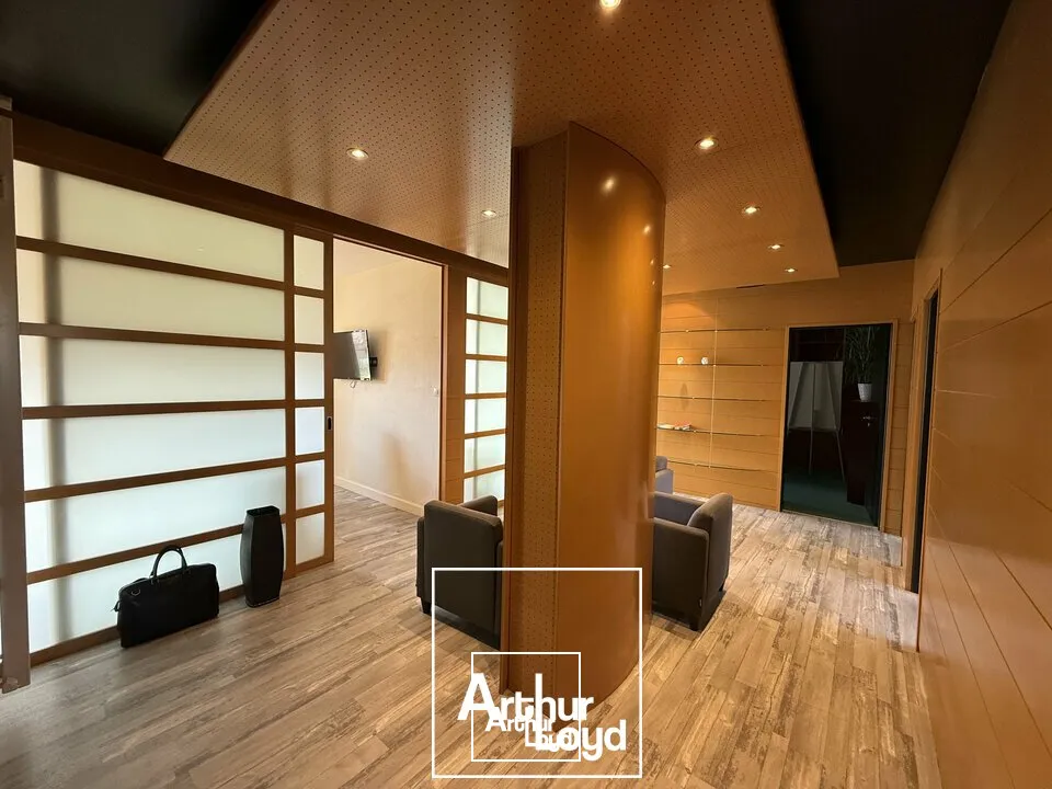 Plateau de bureaux de 103 m²  Cur de ville avec parkings sécurisés