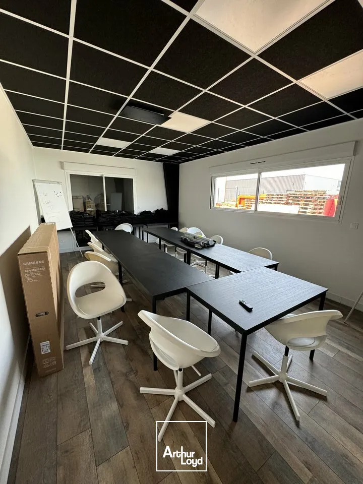 A VENDRE ZONE MENDES FRANCE NIORT CHAURAY BUREAU ET STOCKAGE D'ENVIRON 295m2 UTILE AVEC PARKINGS FONCIER CLOS ET PORTE SECTIONNELLE