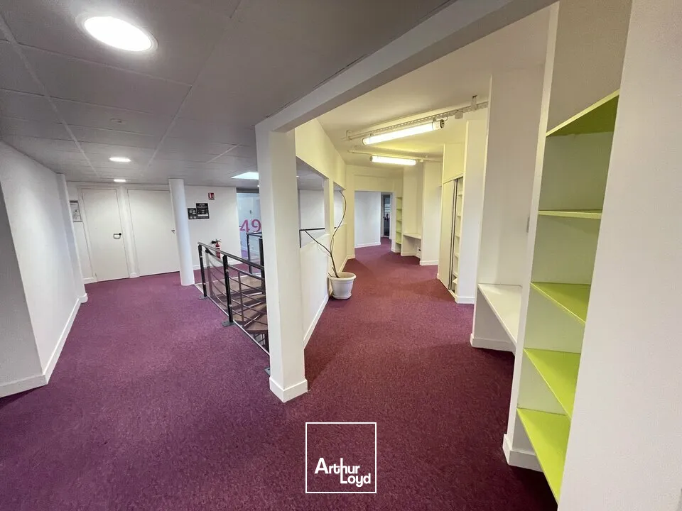 BUREAUX DE 554M² A VENDRE PROCHE DES COMMERCES ET VISIBLES DEPUIS LA ROCADE