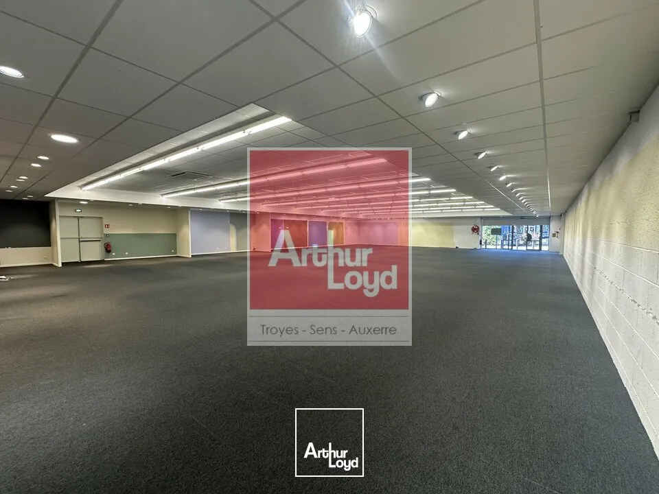 Local commercial 640m² - Saint Parres-aux-Tertres
