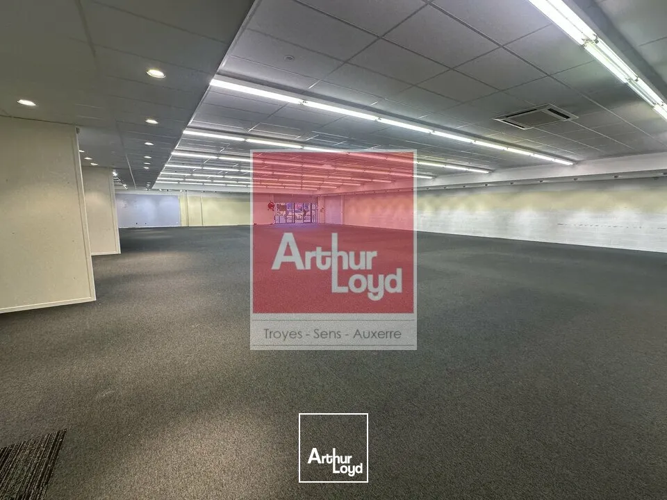 Local commercial 640m² - Saint Parres-aux-Tertres