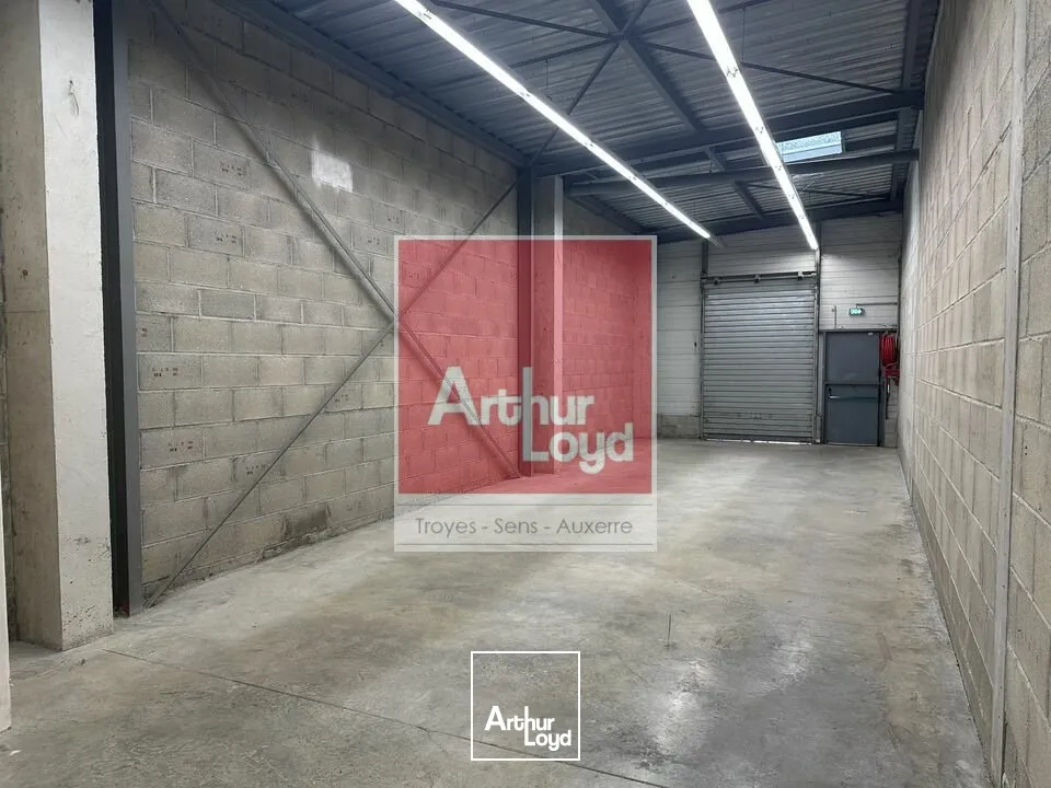 Local commercial 640m² - Saint Parres-aux-Tertres