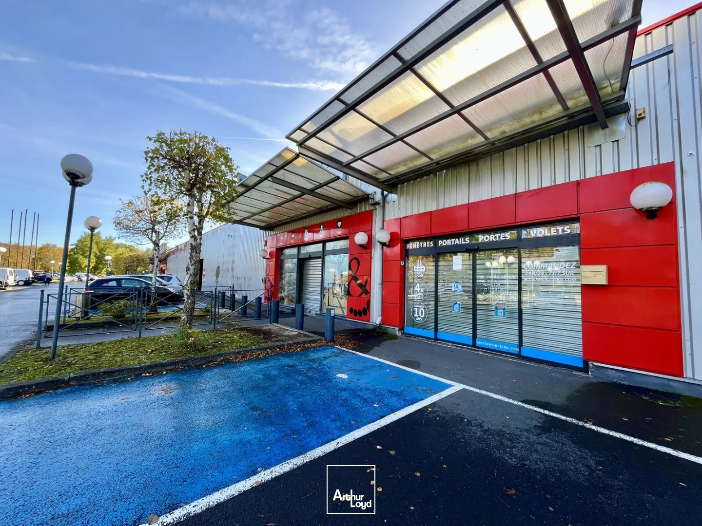 A LOUER LOCAUX COMMERCIAUX DE 280 M2 À 330 M2 NOGENT-SUR-OISE