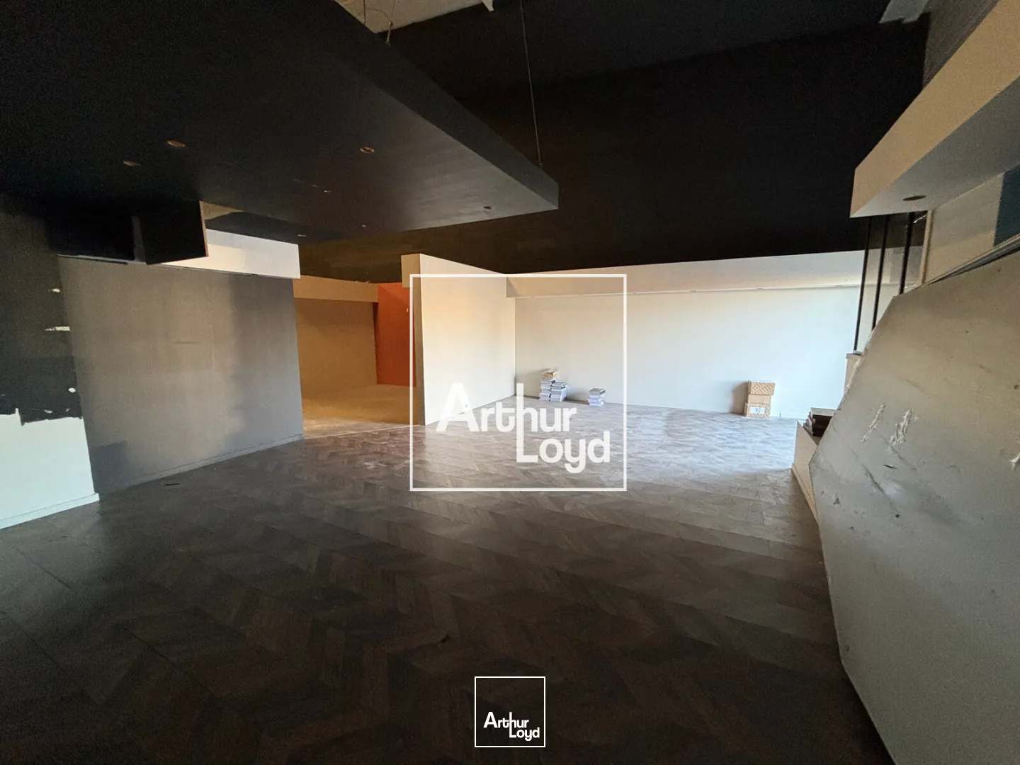 CARRE SUD - Face Décathlon - Beau local commercial à louer - Pas de droit d'entrée