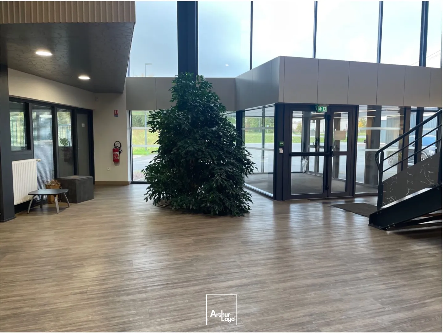 ENTREPÔT INDUSTRIEL POUR STOCKAGE ET USAGE DE PONTS ROULANTS 