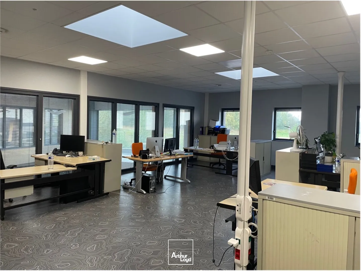 ENTREPÔT INDUSTRIEL POUR STOCKAGE ET USAGE DE PONTS ROULANTS 