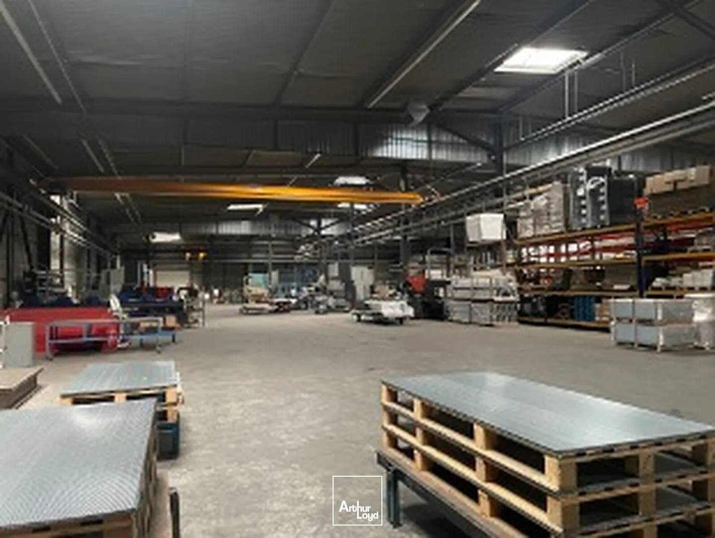 ENTREPÔT INDUSTRIEL POUR STOCKAGE ET USAGE DE PONTS ROULANTS 