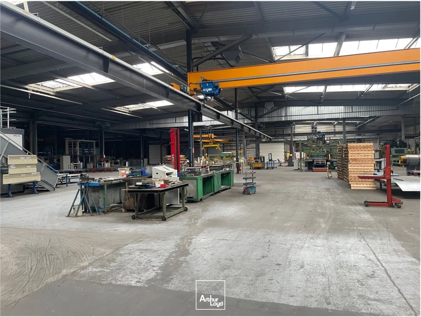 ENTREPÔT INDUSTRIEL POUR STOCKAGE ET USAGE DE PONTS ROULANTS 