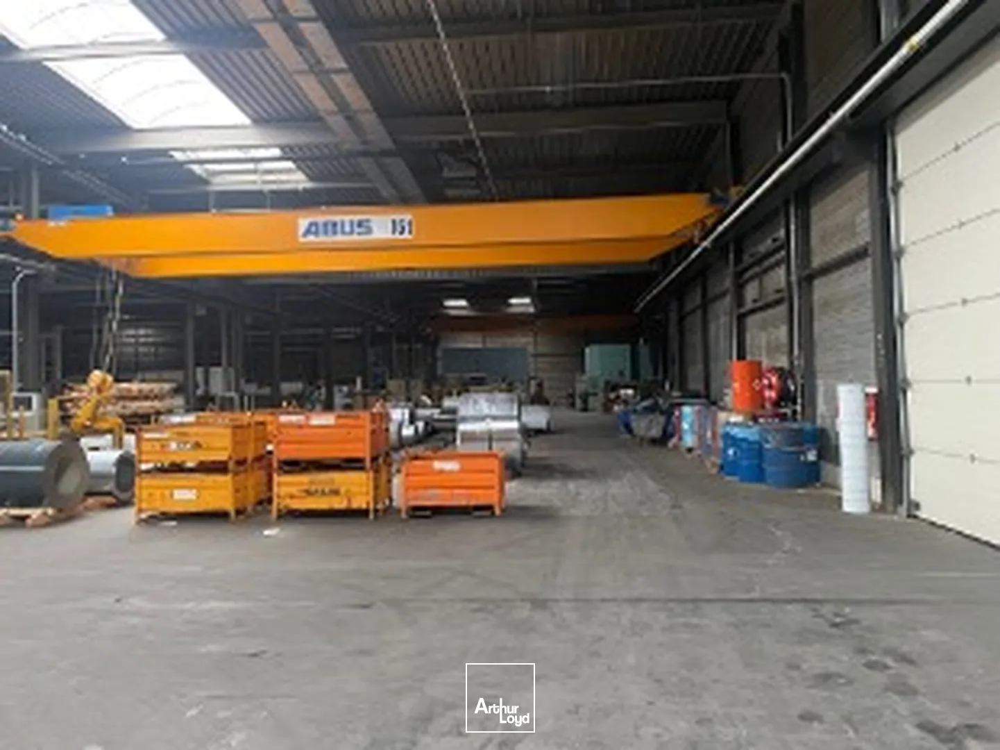 ENTREPÔT INDUSTRIEL POUR STOCKAGE ET USAGE DE PONTS ROULANTS 