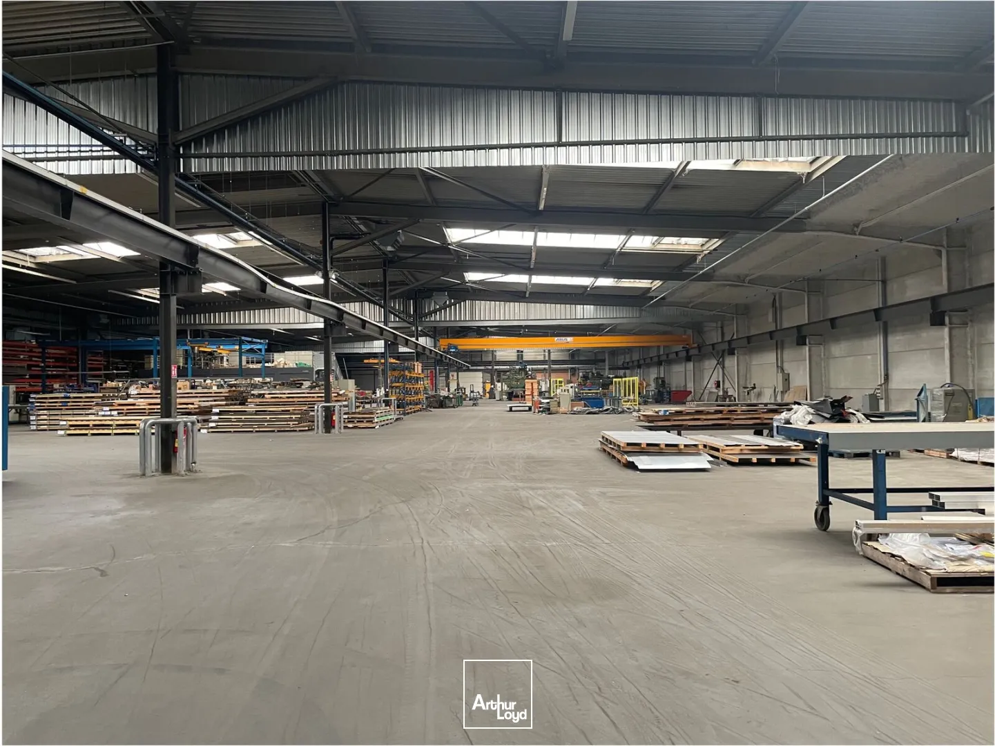 ENTREPÔT INDUSTRIEL POUR STOCKAGE ET USAGE DE PONTS ROULANTS 