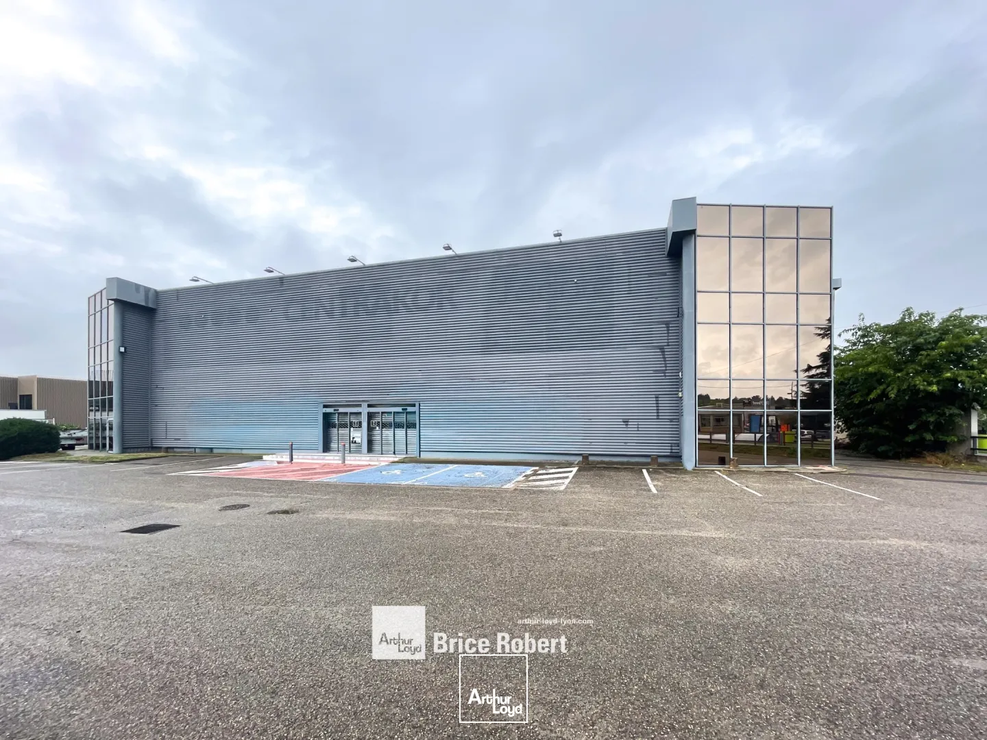 A louer - Locaux commerciaux spacieux - Saint Bonnet de Mure