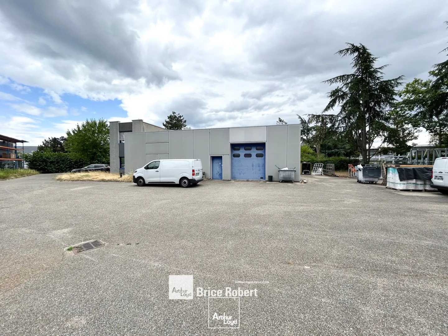 A louer - Bâtiment d'activités indépendant au sein de la ZAC de Pivolles à Décines-Charpieu