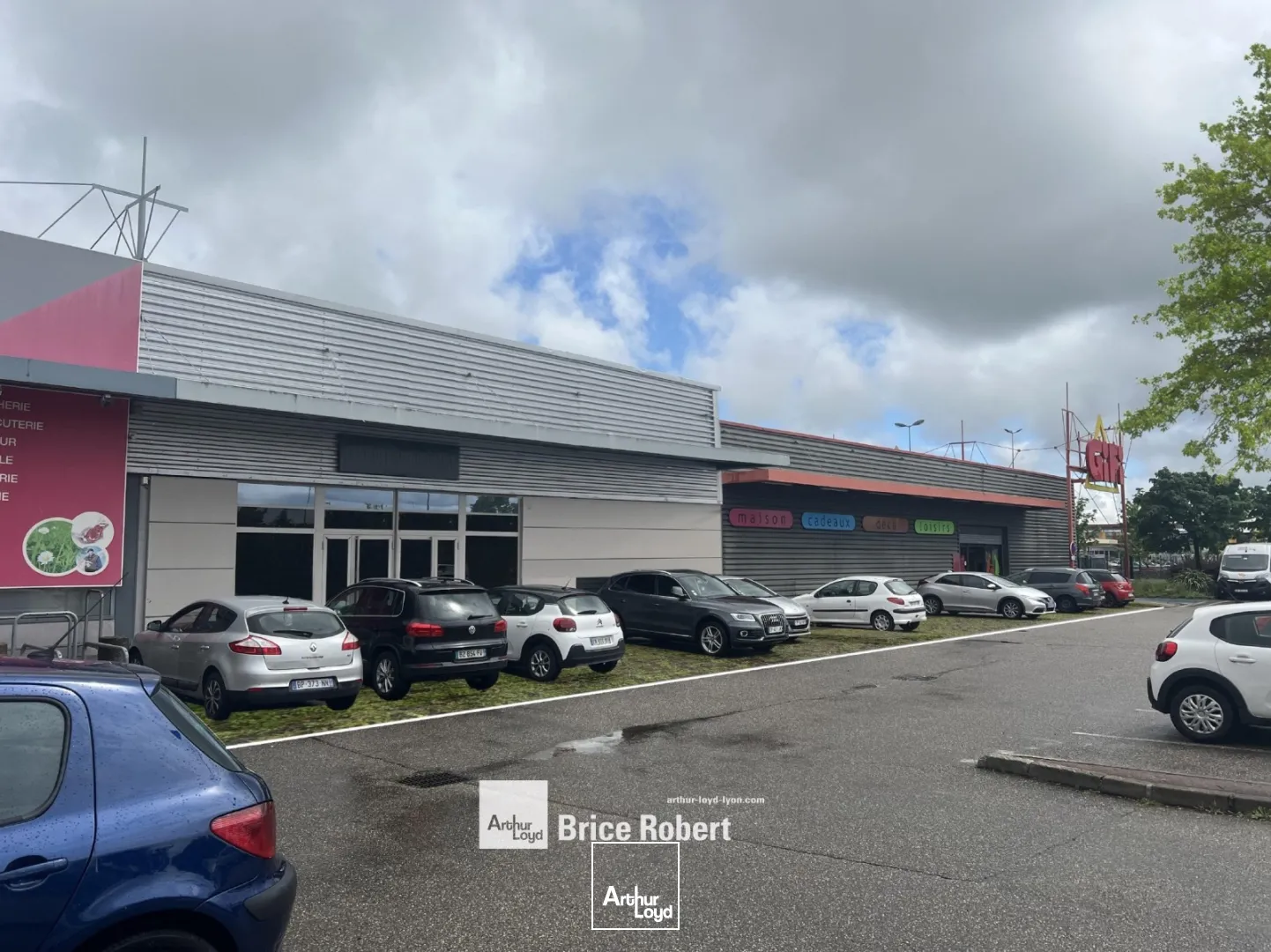 A louer - Local commercial dans zone commerciale - Vaulx en Velin