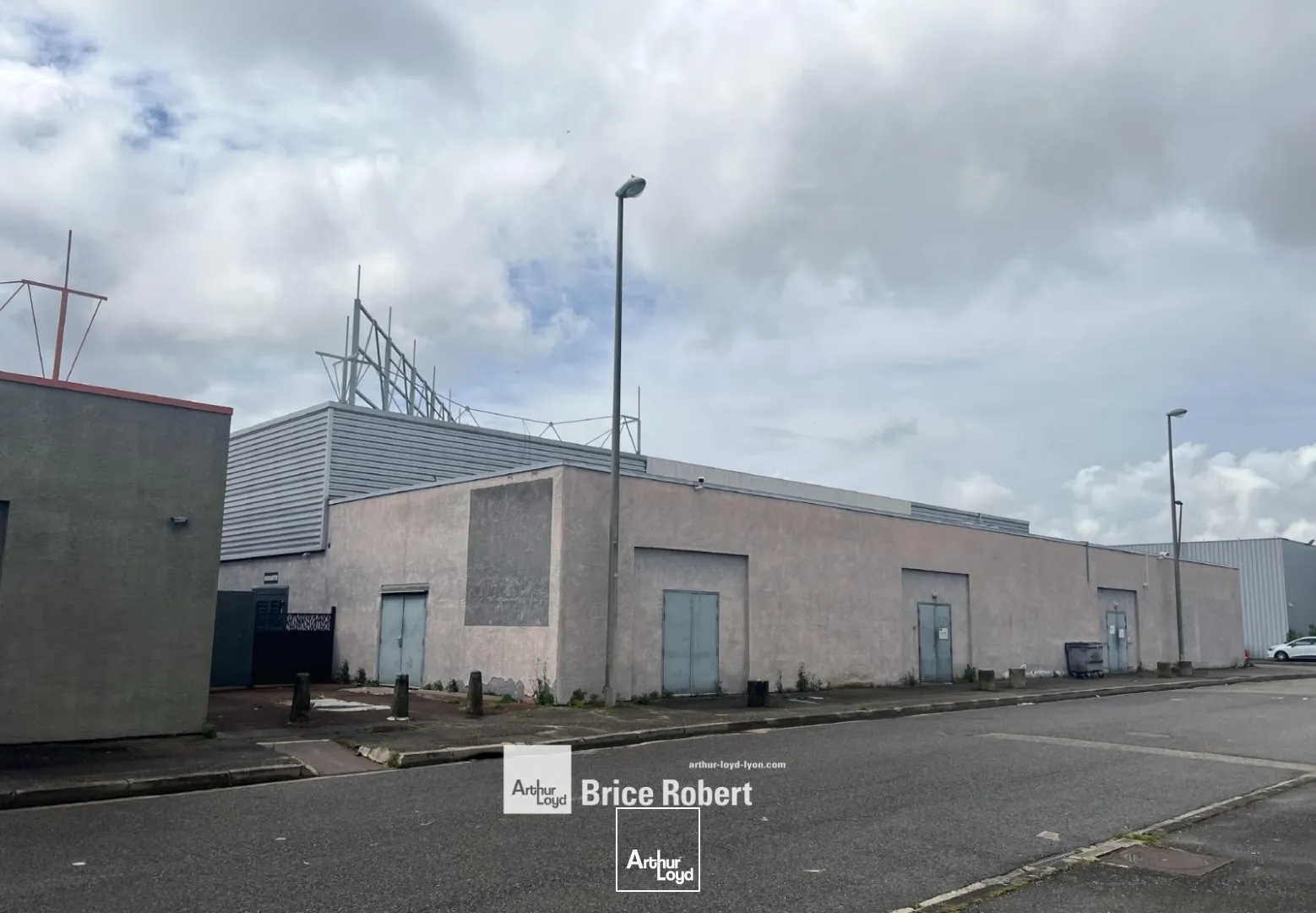 A louer - Local commercial dans zone commerciale - Vaulx en Velin