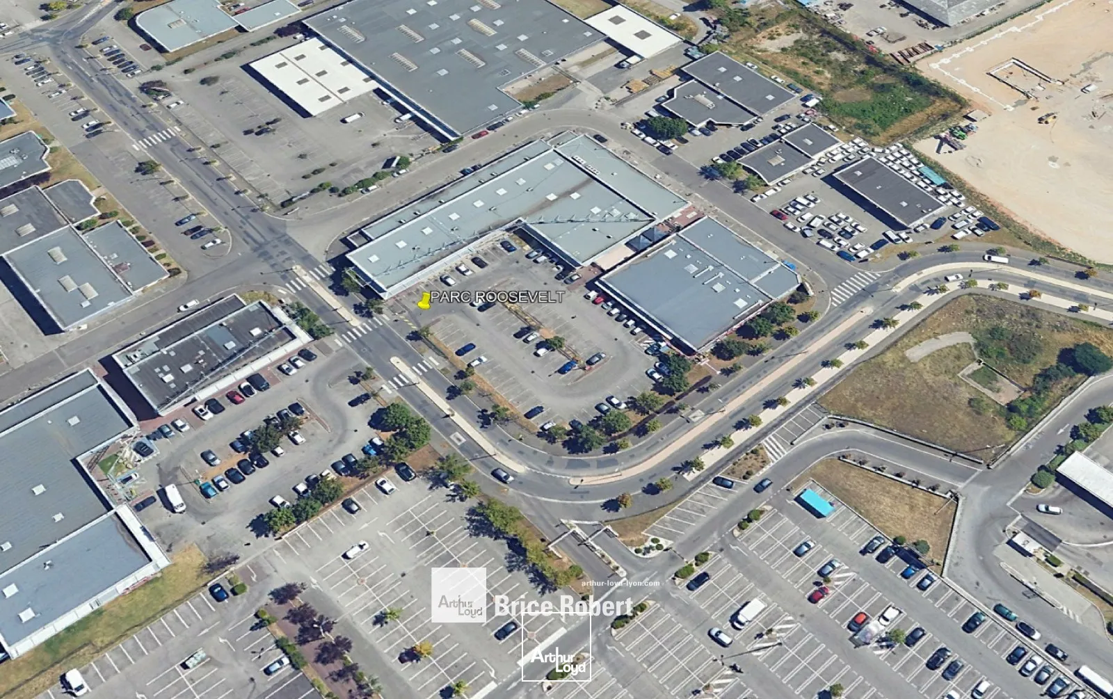 A louer - Local commercial dans zone commerciale - Vaulx en Velin