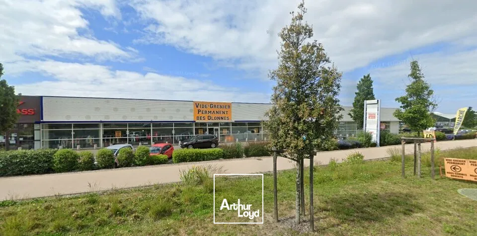 A LOUER LOCAL COMMERCIAL DE 400 m2 - AXE PASSANT - LES SABLES D'OLONNE 