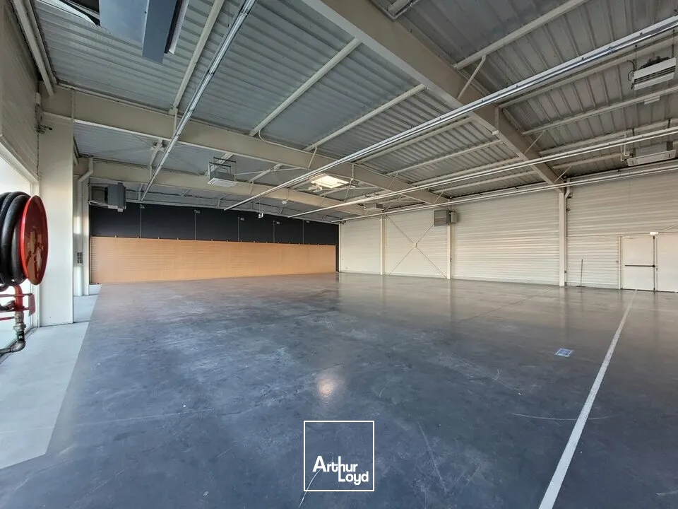 A LOUER LOCAL COMMERCIAL DE 400 m2 - AXE PASSANT - LES SABLES D'OLONNE 