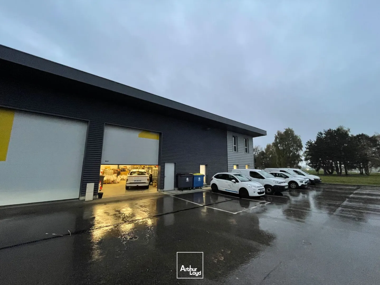 A Louer - Local d'activité d'env. 351 m2 