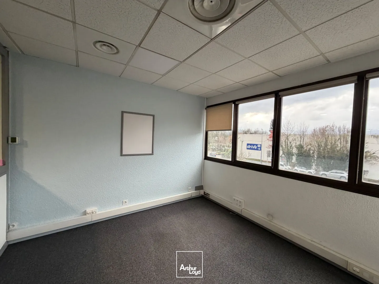 BUREAUX A LOUER MEYLAN - 180 m² 