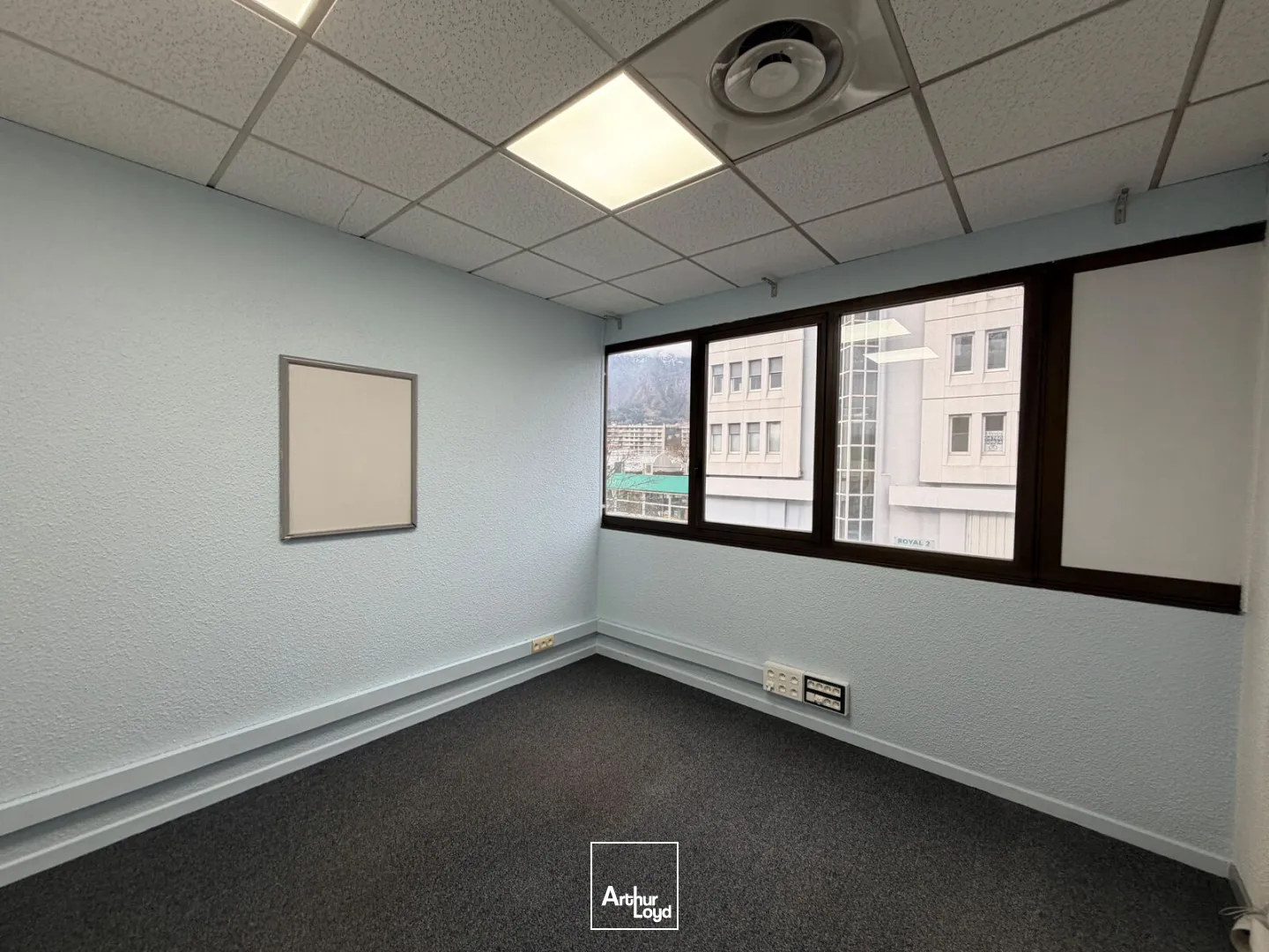 BUREAUX A LOUER MEYLAN - 180 m² 