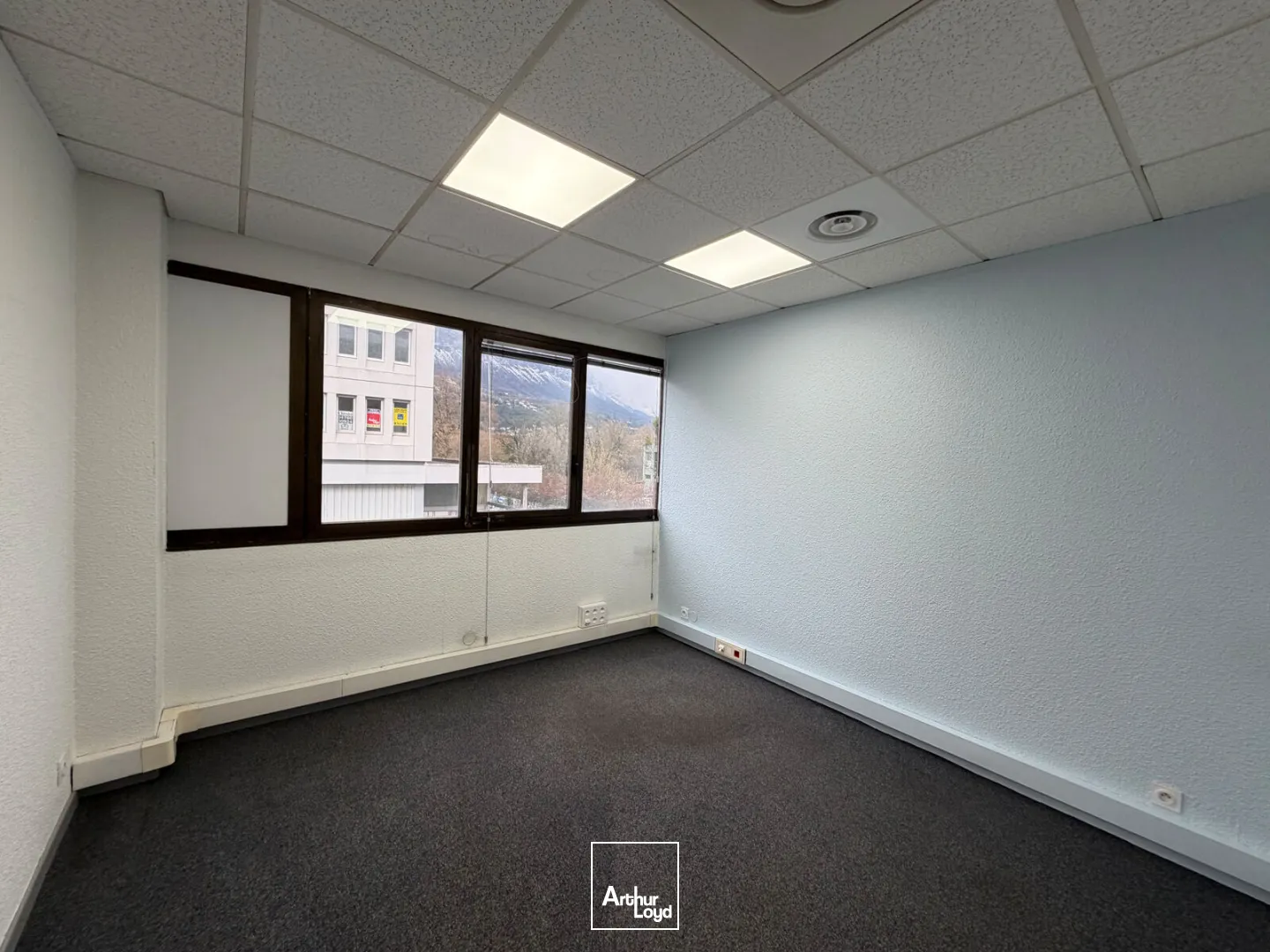 BUREAUX A LOUER MEYLAN - 180 m² 