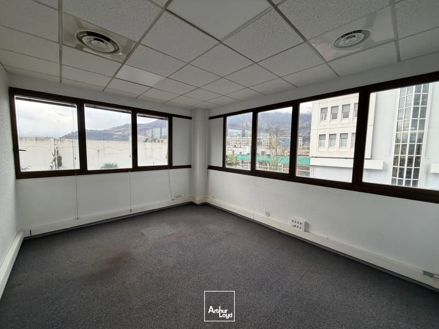 BUREAUX A LOUER MEYLAN - 180 m² 