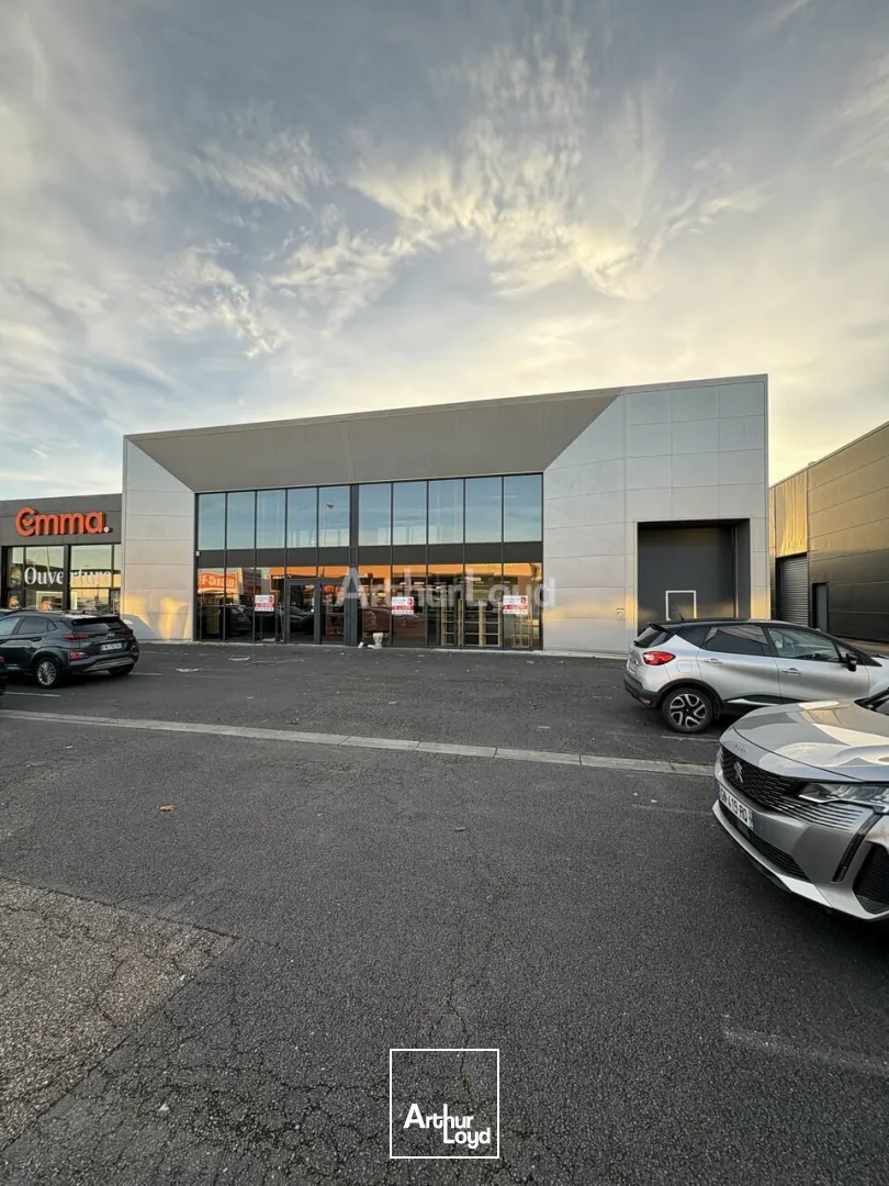 LOCAL COMMERCIAL à LOUER de 715 m²