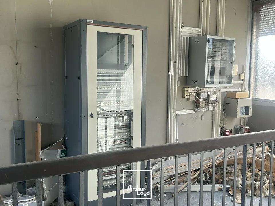 PLUS DE 500M² sur 2 NIVEAUX - MIXTE - ZA LA TOUR - ABREST 