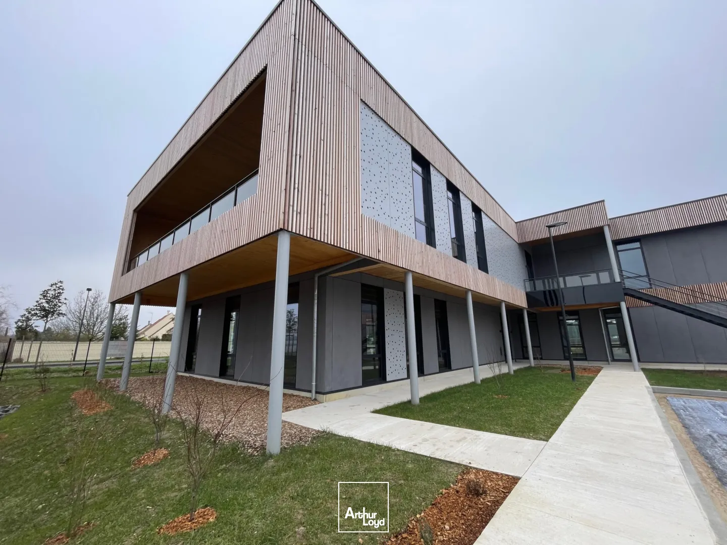 A LOUER BUREAUX 159 M2 LACROIX SAINT OUEN - PARC TERTIAIRE