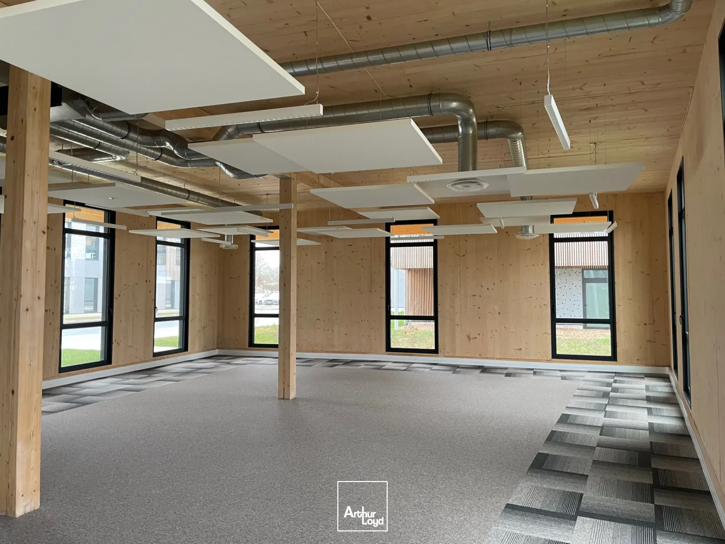 A LOUER BUREAUX 159 M2 LACROIX SAINT OUEN - PARC TERTIAIRE
