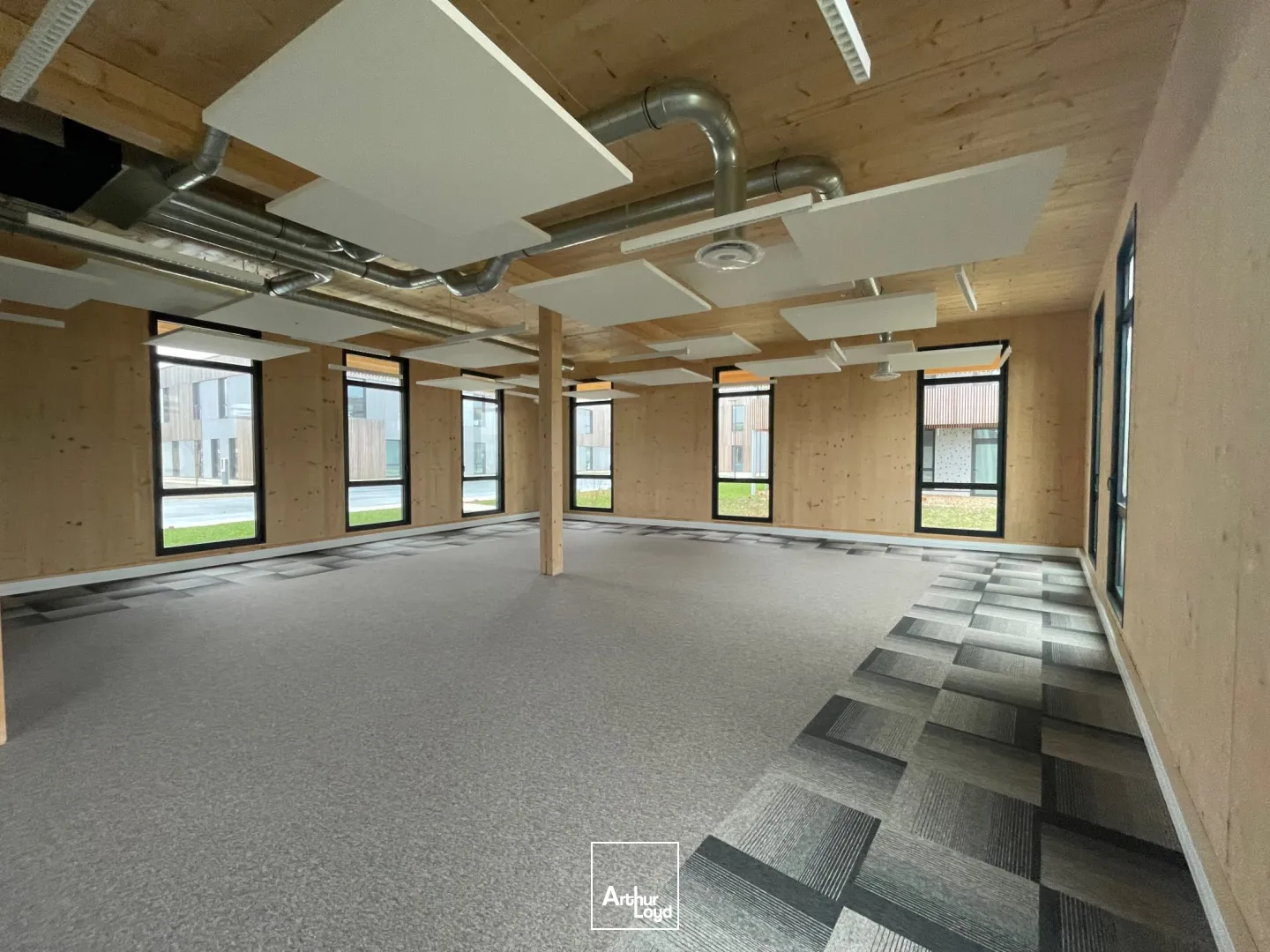 A LOUER BUREAUX 159 M2 LACROIX SAINT OUEN - PARC TERTIAIRE