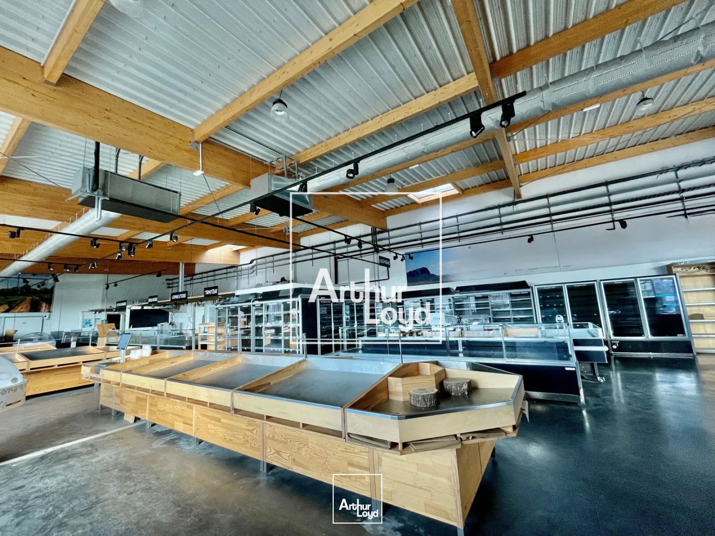 Local commercial d'exception à louer - 650 m2 - Forte visibilité et accès optimisés