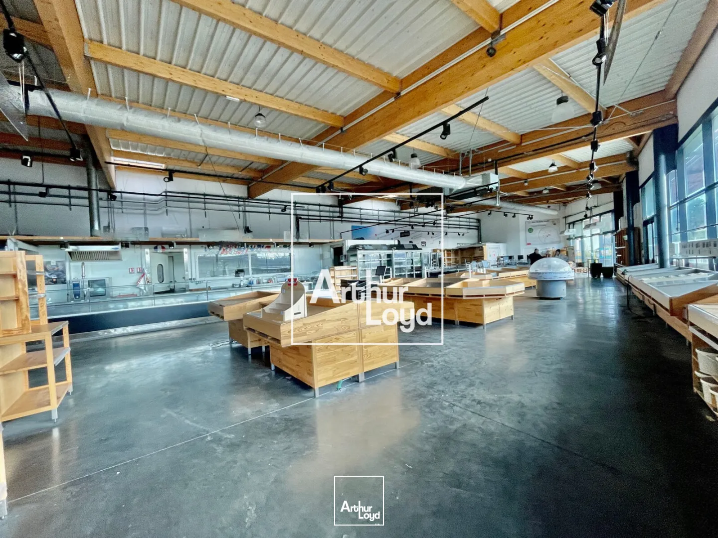 Local commercial d'exception à louer - 650 m2 - Forte visibilité et accès optimisés