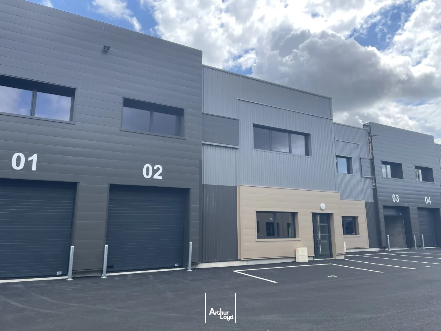 Entrepôt à louer à Saint-Herblain avec excellente visibilité et accès