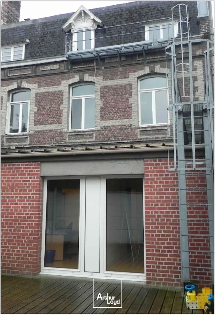 Immeuble de bureaux indépendant à Cambrai idéalement situé à proximité de la gare, à vendre