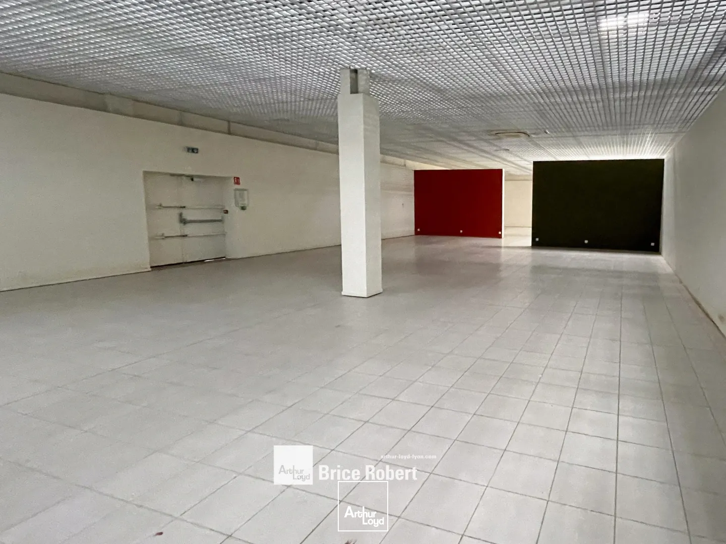 A louer - Locaux commerciaux spacieux - Saint Bonnet de Mure