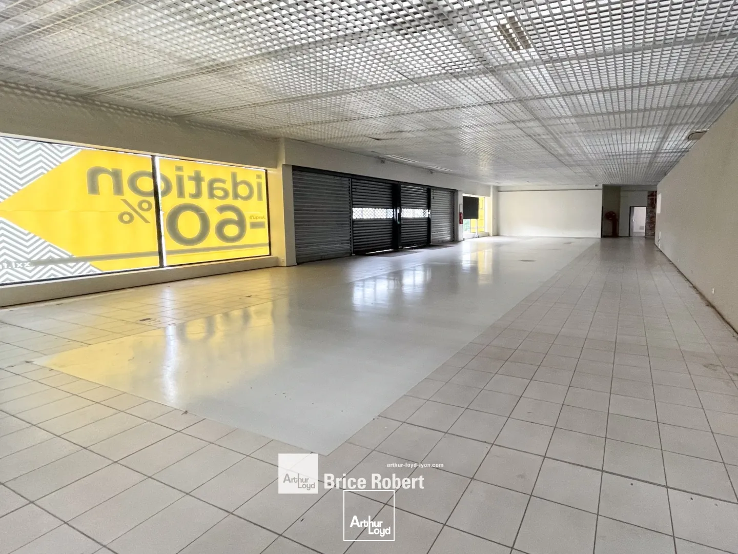 A louer - Locaux commerciaux spacieux - Saint Bonnet de Mure